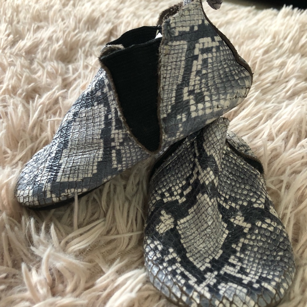 Freshly picked moccasins size 4toddler